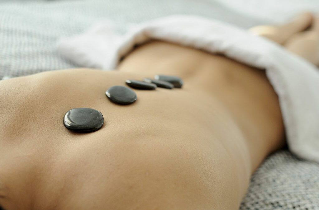 Le massage aux pierres chaudes